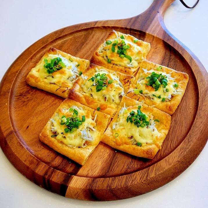 斬新な組合わせ!油揚げの納豆しらすピザ